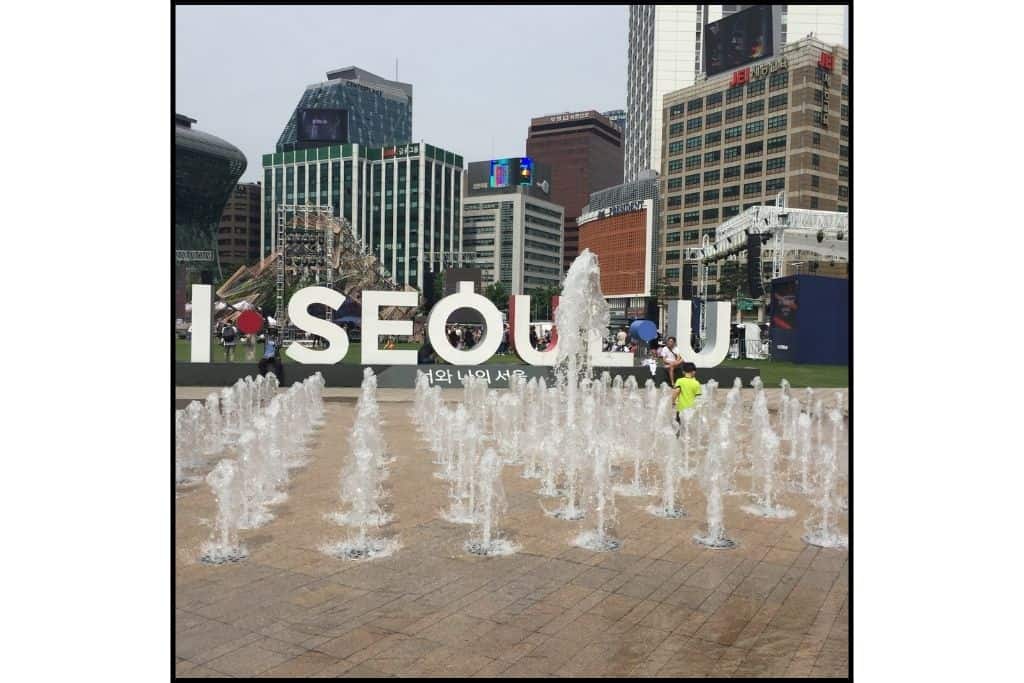 I Seoul U installation in the city with a fountain