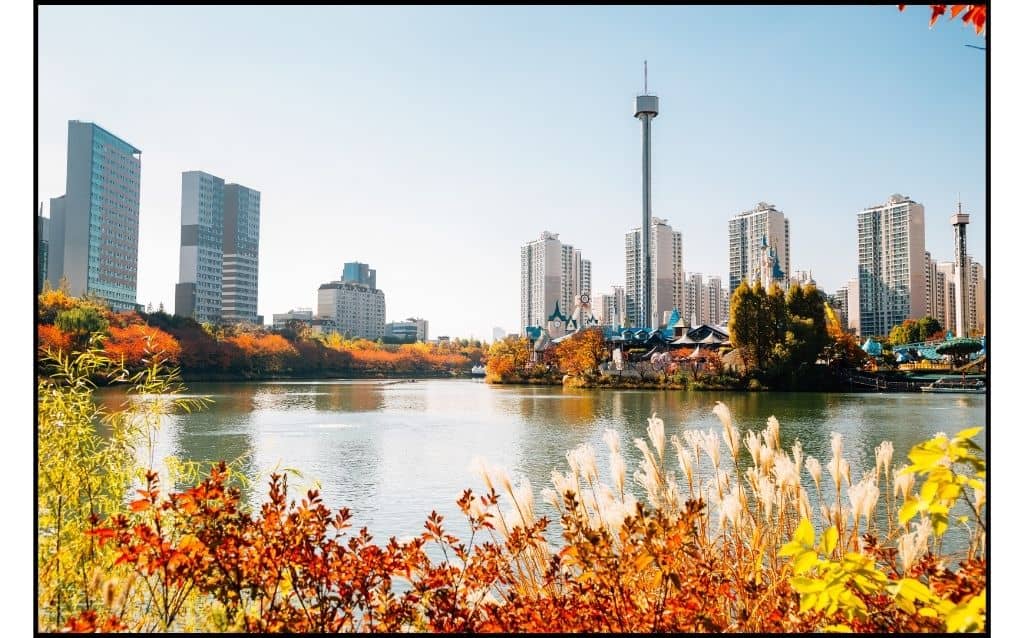 Seokchon lake near Lotte Mall showing autumn foliage