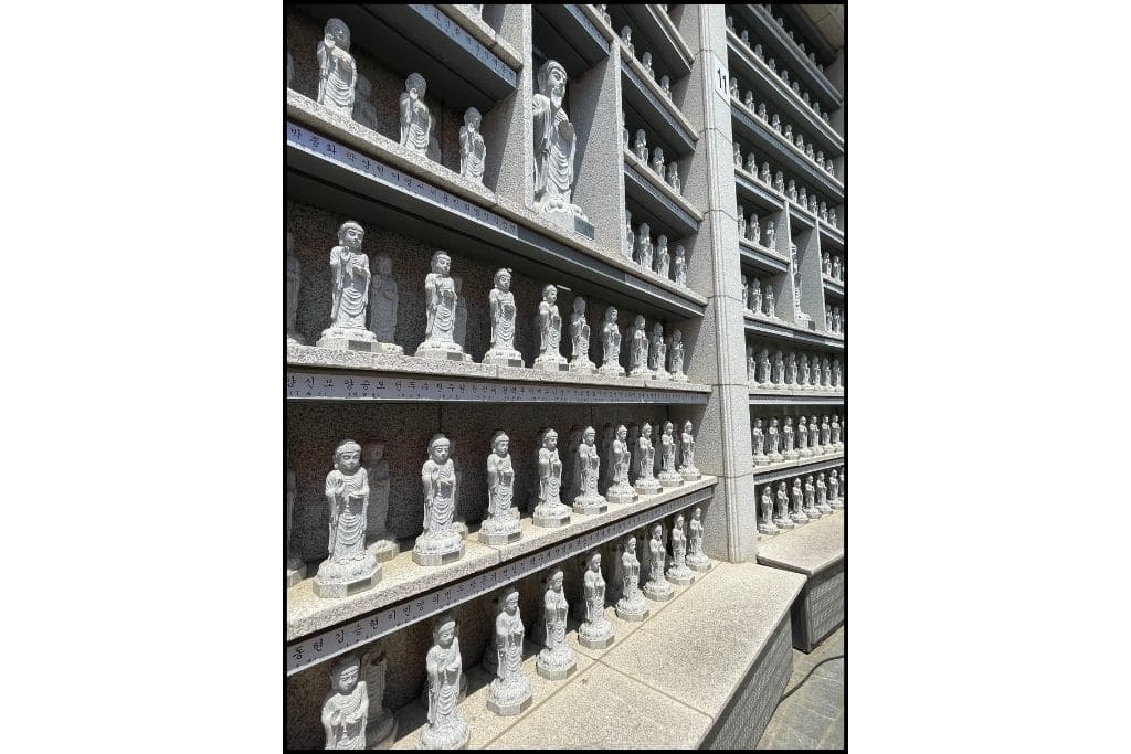 a wall of small Buddha statues at Bongeunsa temple 