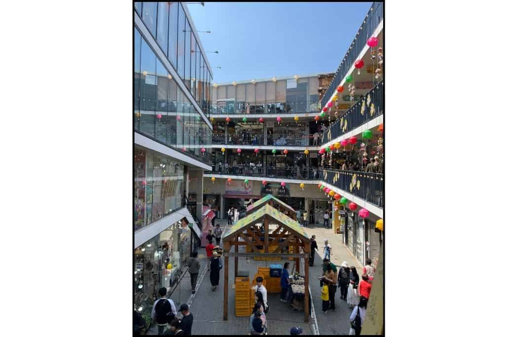 A mall of hand made goods in Insadong called SSamzigil.