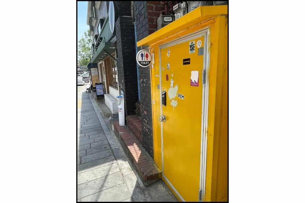 Toilet on HBC in Itaewon. 