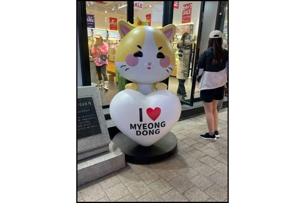 An I heart Mywondong inflated kitty.