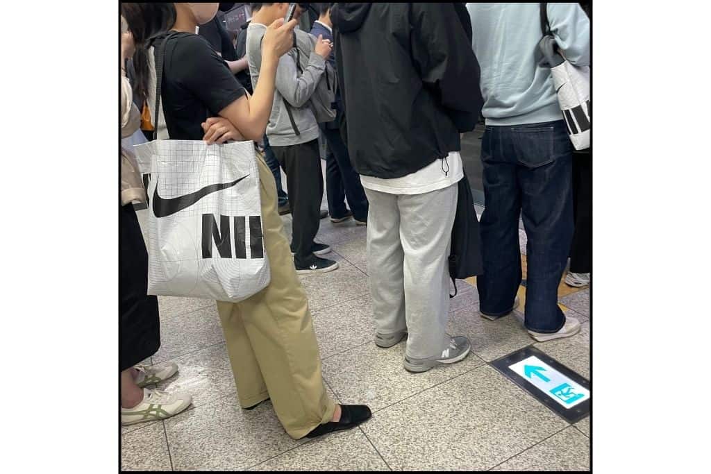 Queuing up for the subway in S Korea