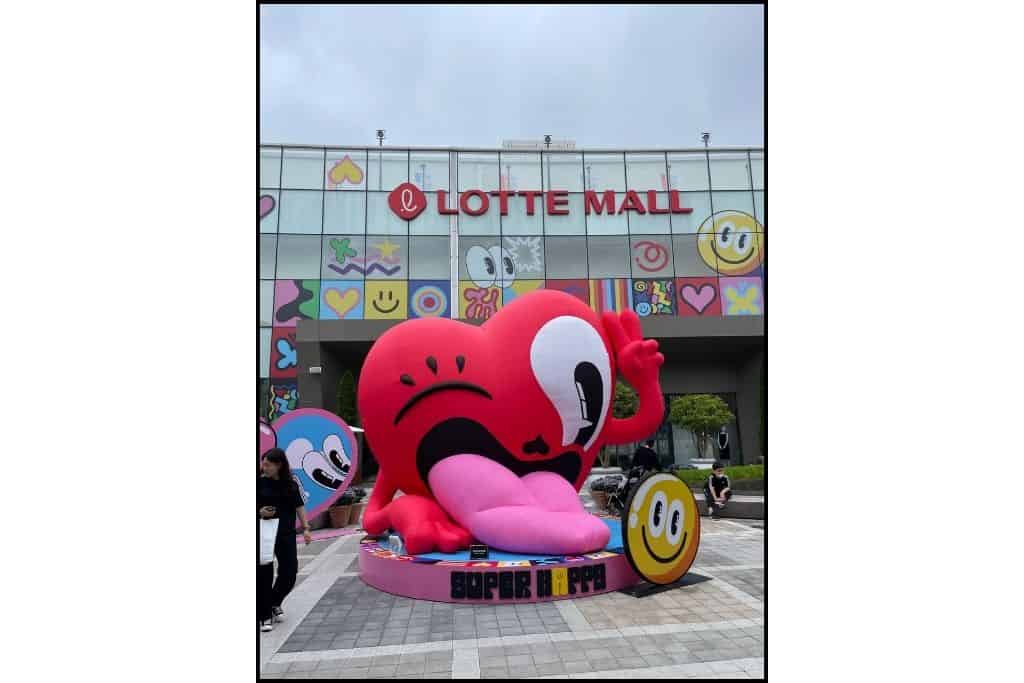 A big cartoonish heart figure in front of the Lotte Mall in Osiria Complex Busan
