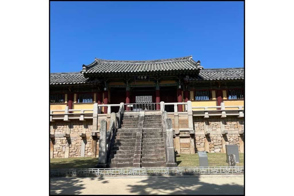 The gate to Bulguksa Temple in Gyeongju, featuring traditional Korean architecture, a serene entrance perfect for a day trip to explore the temple’s historic beauty.