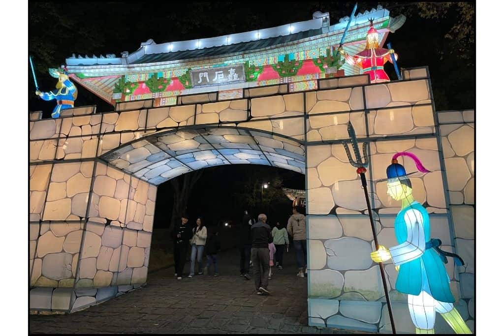 A lantern gate and soldier guarding the gate at the Jinjuseong Fortress grounds