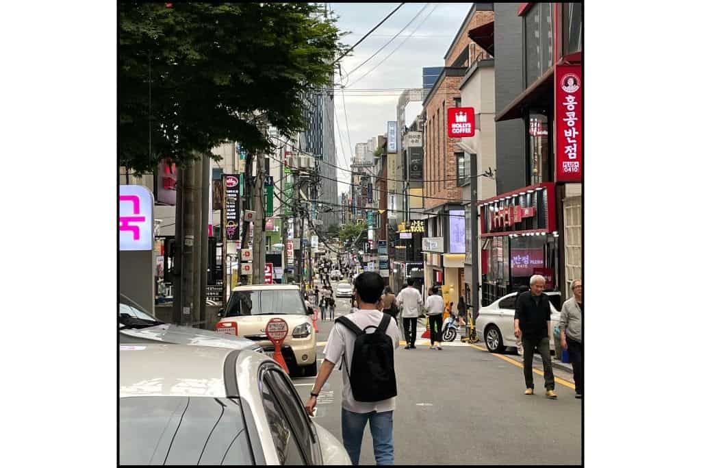 A street view of restaurants and folks walking around in Garosu-gil area of Sinsa