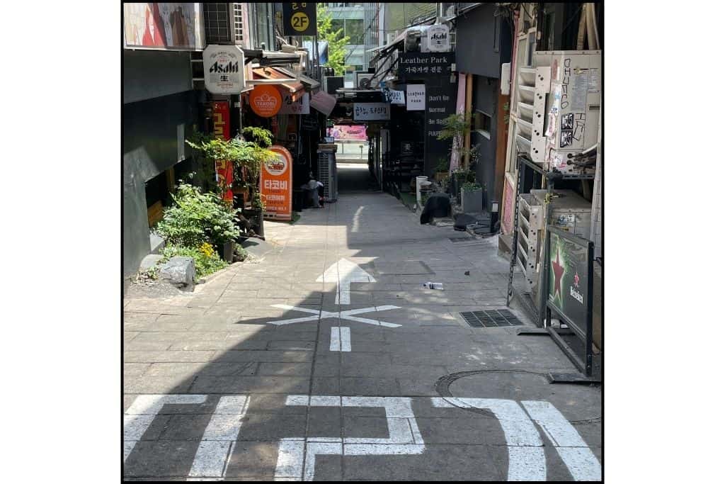 An alley in Itaewon, a popular and lively spot in Seoul
