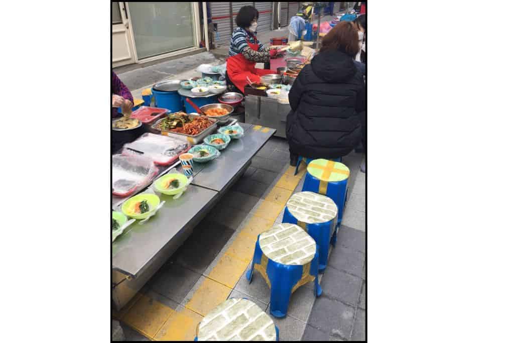Empty seats at a cozy pojangmacha , waiting for diners—perfect for those looking for things to do at night in Seoul.