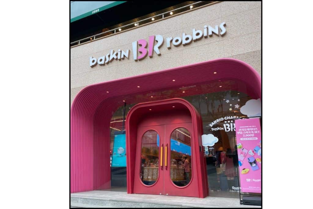 The front of the famous 100 flavor Baskin Robbins in Gangnam